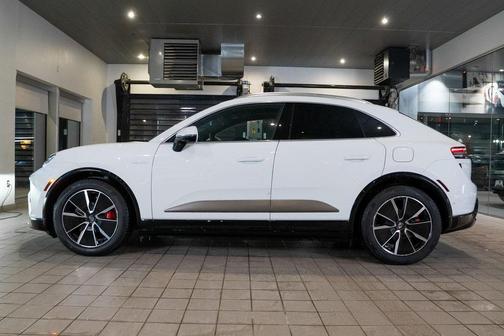 2025 Porsche Macan Turbo