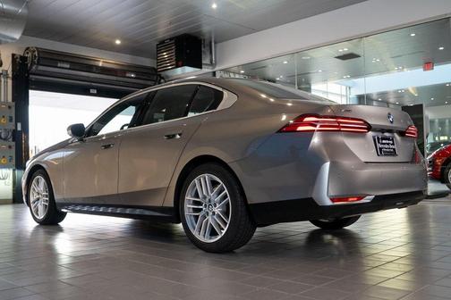 2025 BMW 530 i xDrive