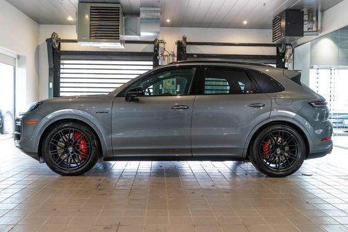 Platinum Silver Metallic 2026 Porsche Cayenne Turbo