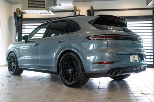 Platinum Silver Metallic 2026 Porsche Cayenne Turbo