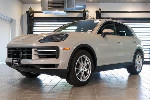 Cashmere Beige Metallic 2026 Porsche Cayenne Base