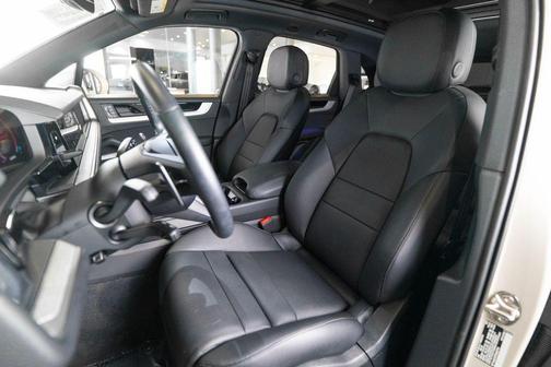 Cashmere Beige Metallic 2026 Porsche Cayenne Base