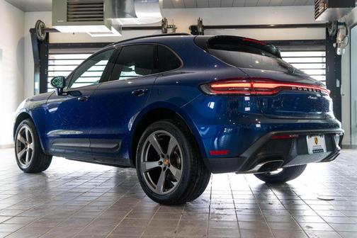 Gentian Blue Metallic 2026 Porsche Macan