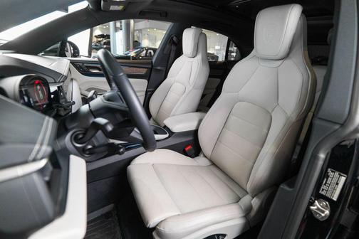 Jet Black Metallic 2025 Porsche Macan 4S