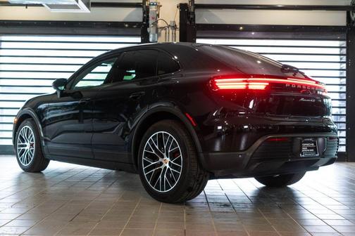 Jet Black Metallic 2025 Porsche Macan 4S