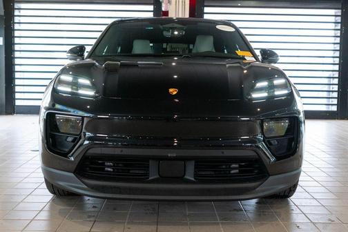 Jet Black Metallic 2025 Porsche Macan 4S