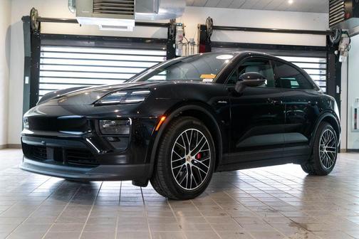 Jet Black Metallic 2025 Porsche Macan 4S