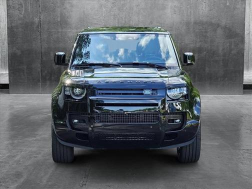 2025 Land Rover Defender 130 P400 X-Dynamic SE