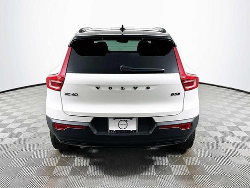 2026 Volvo XC40 Black Edition Ultra, B5 AWD Gas (mild hybrid)