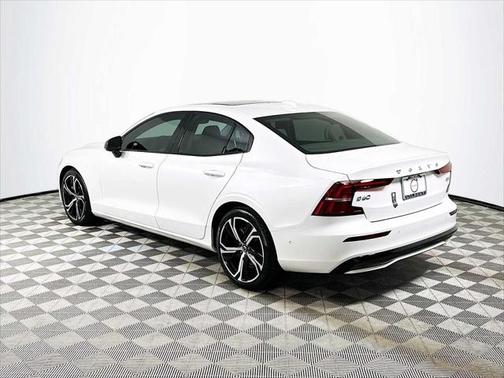 2024 Volvo S60 B5 Plus Dark Theme