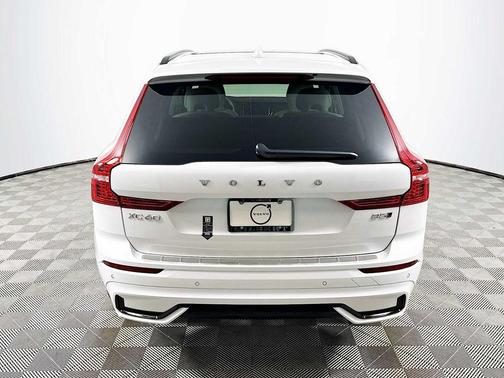 2024 Volvo XC60 B5 Plus Dark Theme