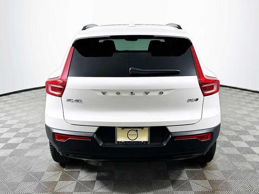 2025 Volvo XC40 B5 Ultra Dark Theme