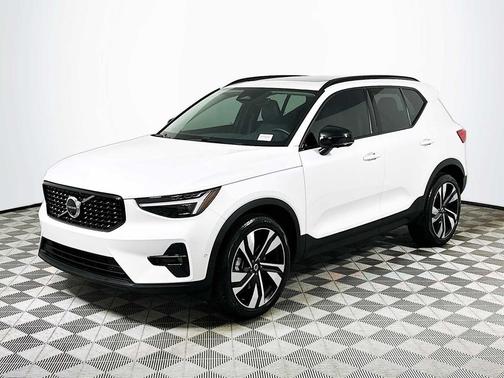 2025 Volvo XC40 B5 Ultra Dark Theme