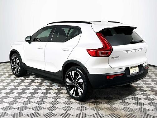 2025 Volvo XC40 B5 Ultra Dark Theme