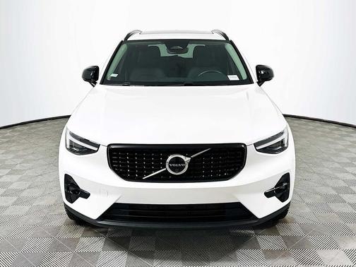 2025 Volvo XC40 B5 Ultra Dark Theme