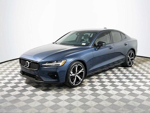 2023 Volvo S60 B5 Core Dark Theme