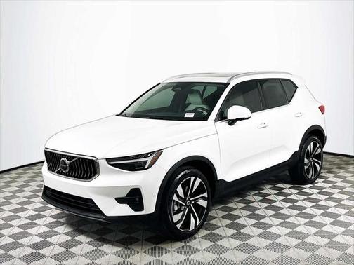 2025 Volvo XC40 B5 Plus Bright Theme
