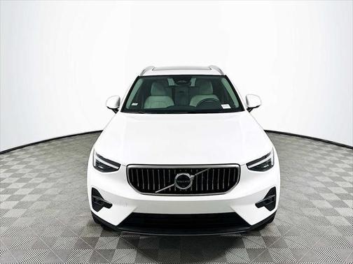 2025 Volvo XC40 B5 Plus Bright Theme