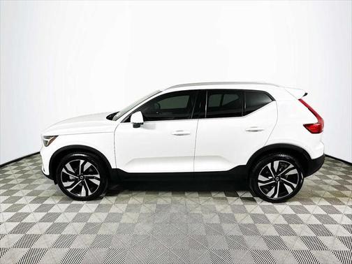 2025 Volvo XC40 B5 Plus Bright Theme