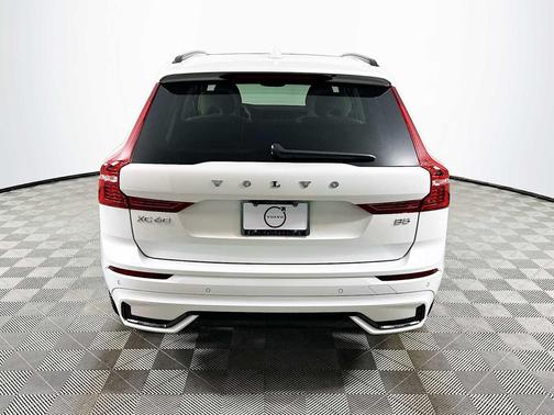 2023 Volvo XC60 B5 Ultimate Dark Theme