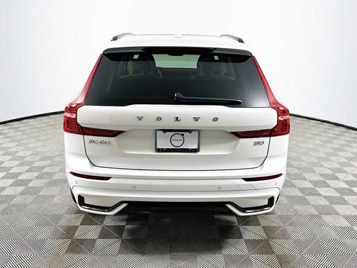 Crystal White Metallic 2023 Volvo XC60 B5 Ultimate Dark Theme