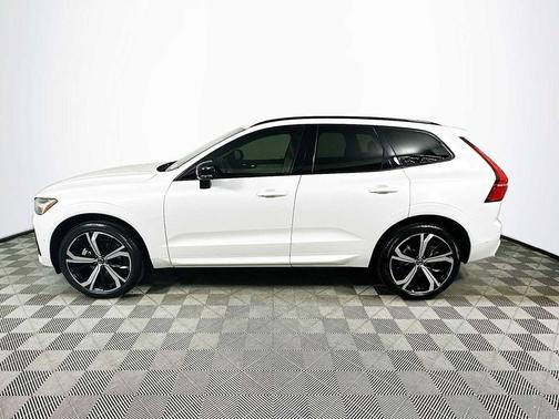 2023 Volvo XC60 B5 Ultimate Dark Theme