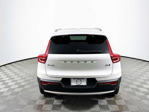 2025 Volvo XC40 B5 Core Bright Theme