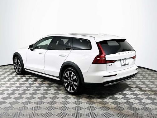 CRYSTAL WHT PRL 2026 Volvo V60 Cross Country Ultra, B5 AWD Gas (mild hybrid)