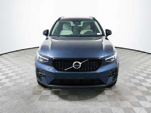 2026 Volvo XC40 Plus, B4 FWD Gas (mild hybrid), Dark