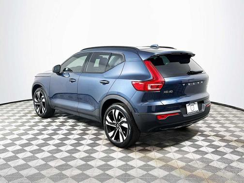 2026 Volvo XC40 Plus, B4 FWD Gas (mild hybrid), Dark