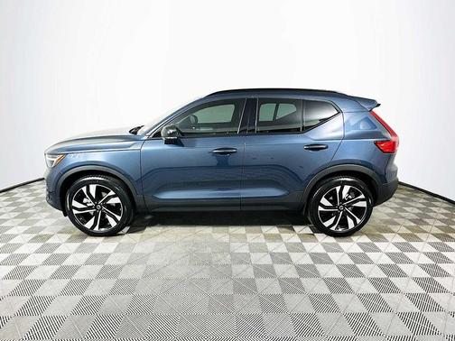 2026 Volvo XC40 Plus, B4 FWD Gas (mild hybrid), Dark