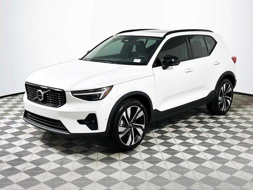 2025 Volvo XC40 B5 Plus Dark Theme