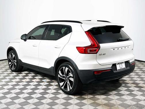 2025 Volvo XC40 B5 Plus Dark Theme