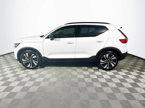 2025 Volvo XC40 B5 Plus Dark Theme