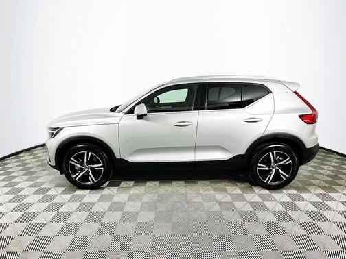 2025 Volvo XC40 B5 Core Bright Theme