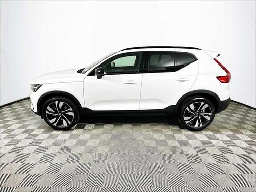 2025 Volvo XC40 B5 Ultra Dark Theme
