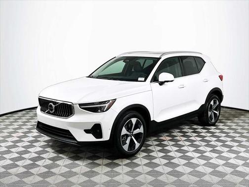 2025 Volvo XC40 B5 Plus Bright Theme