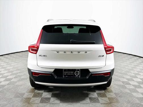 2025 Volvo XC40 B5 Plus Bright Theme