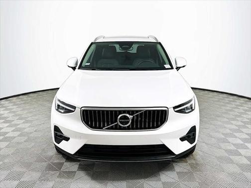 2025 Volvo XC40 B5 Plus Bright Theme