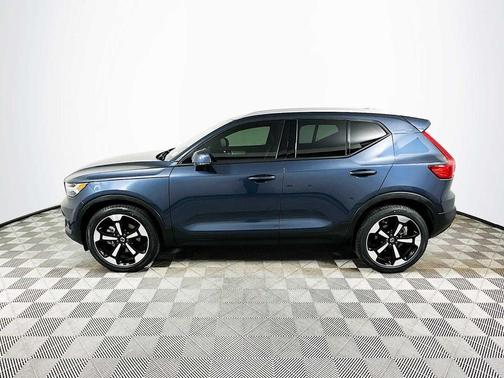 Denim Blue Metallic 2021 Volvo XC40 T5 Momentum