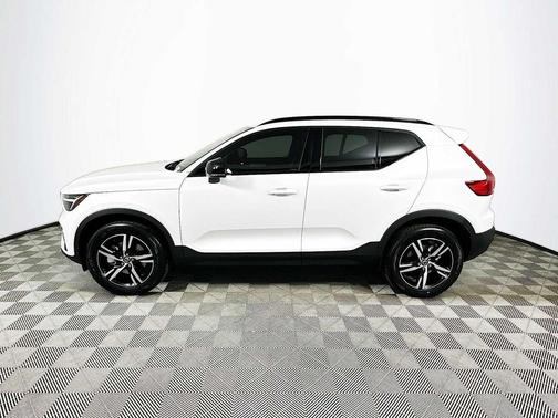 CRYSTAL WHT 2026 Volvo XC40 Core, B5 AWD Gas (mild hybrid), Dark