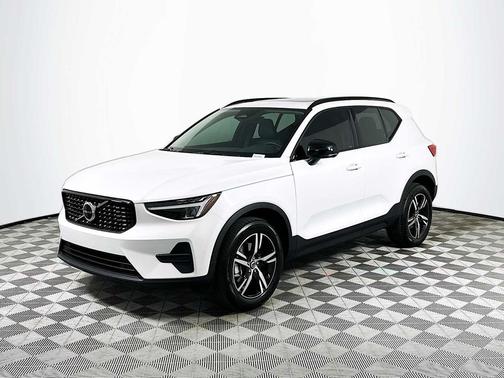 CRYSTAL WHT 2026 Volvo XC40 Core, B5 AWD Gas (mild hybrid), Dark