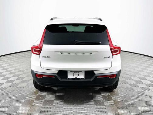 CRYSTAL WHT 2026 Volvo XC40 Core, B5 AWD Gas (mild hybrid), Dark