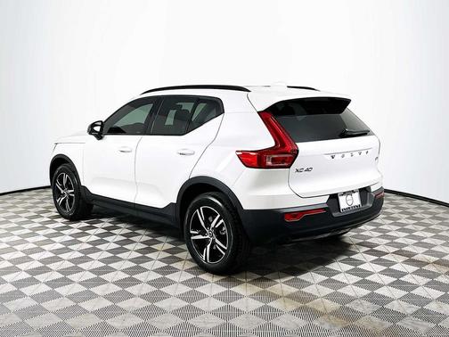 CRYSTAL WHT 2026 Volvo XC40 Core, B5 AWD Gas (mild hybrid), Dark
