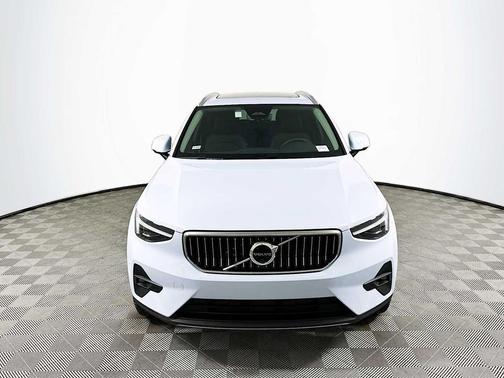 2025 Volvo XC40 B5 Ultra Bright Theme