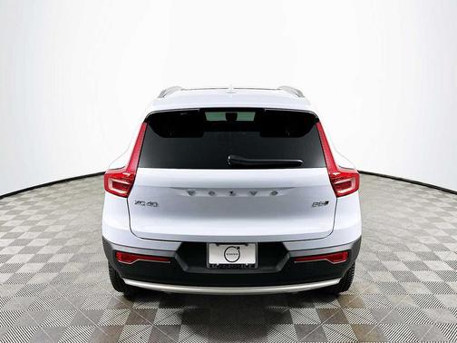 2025 Volvo XC40 B5 Ultra Bright Theme
