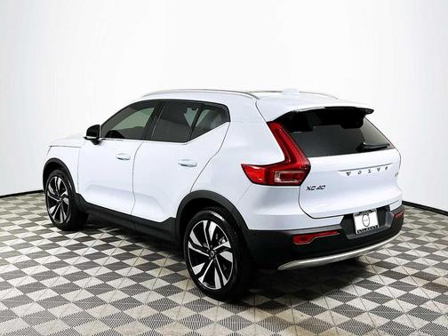 2025 Volvo XC40 B5 Ultra Bright Theme