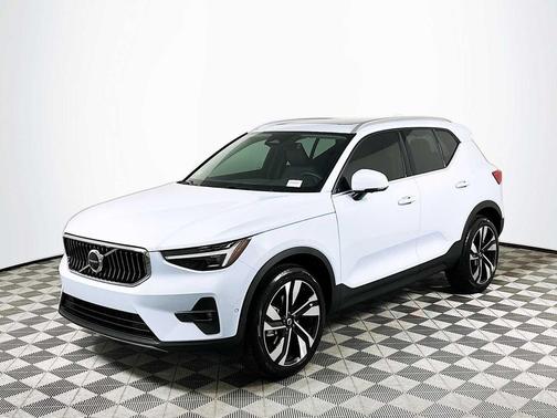 2025 Volvo XC40 B5 Ultra Bright Theme