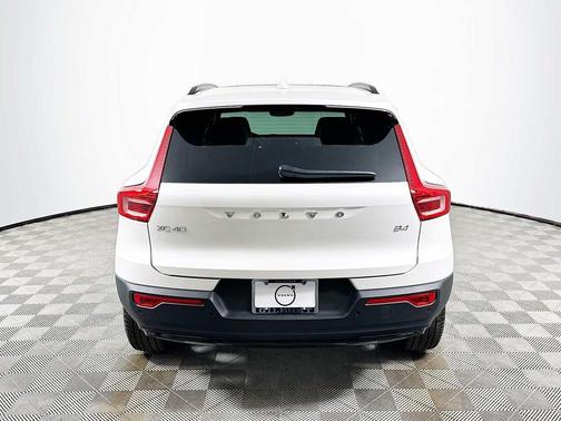 2026 Volvo XC40 B4 Plus