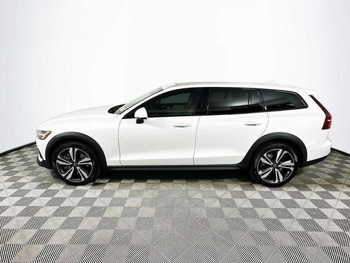 2026 Volvo V60 Cross Country Plus, B5 AWD Gas (mild hybrid)